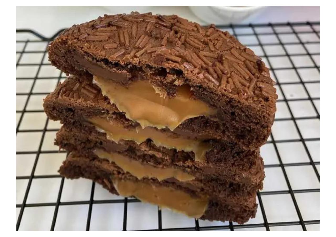 Chef Vivian Feldman ensina a fazer o Cookie de Chocolate com Recheio de Churros