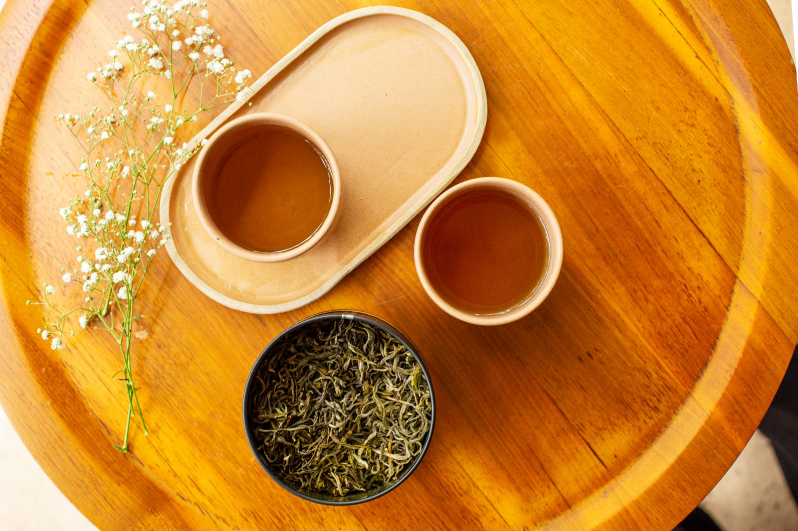 Chá branco: conheça os benefícios da bebida para manutenção da saúde e bem-estar