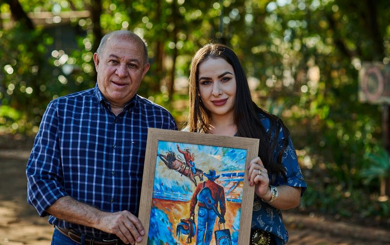 Artista mineira retrata homenageia os 70 anos da Festa