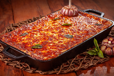 Lasanha com um toque brasileiro: versão feita com mandioca e molho bolonhesa